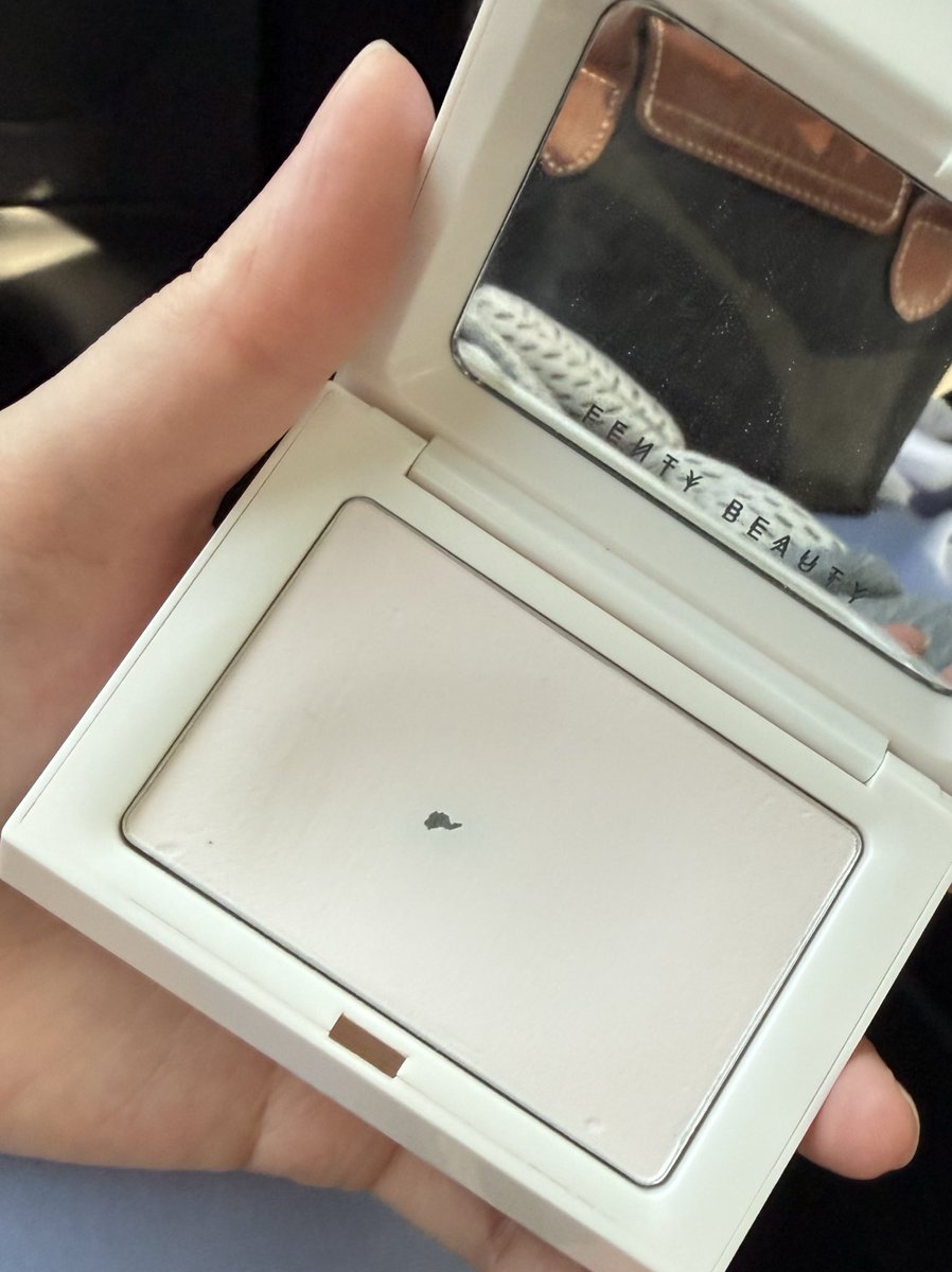 힛팬이 보인다!! 휘뚜루 마뚜루 파우더팩트
팬티뷰티. 거울이 있고 내장패드가 있어서 은근히 잘쓰게 됐다! 톤업선크림이나 틴티드 제품을쓰고 그위에 하면 지속력도 좋고 뽀용해진다.