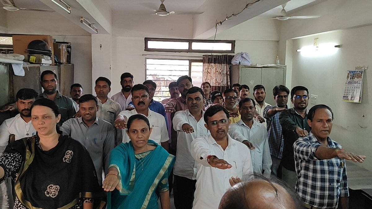 આજરોજ તાલુકા પંચાયત કચેરી રાધનપુર ખાતે સમૂહરાષ્ટ્રગીત વંદેમાતરમનું સમૂહગાન તથા સ્વદેશી શપથવિધિ કાર્યક્રમની ઉજવણી કરવામાં આવી
#savdeshi 
<a href="/DDO_PATAN/">DDO PATAN</a>