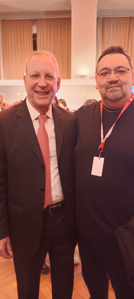 RAMDQ's tweet image. Marilina Ross le dedico su premio a la trayectoria a la condenada. 1/4 del Auditorium aplaudió, el festival esta sanando.
Acá con Carlos celebrando!
#mdpff2025 @MarDelPlataFF 

@piroabrazo