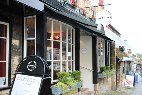 charmant_gm's tweet photo. ハフキンスの本店があるのは、イギリス・コッツウォルズの小さな町バーフォード。
ハチミツ色のレンガの家並み、🌷花咲く窓辺🌻、香ばしいスコーンの香り
昔も今も変わらない英国の日常が、ハフキンスの原点です☕🫖
#Huffkins #ハフキンス #コッツウォルズ #札幌丸井今井 #スコーンパーティー #三越伊勢丹PR