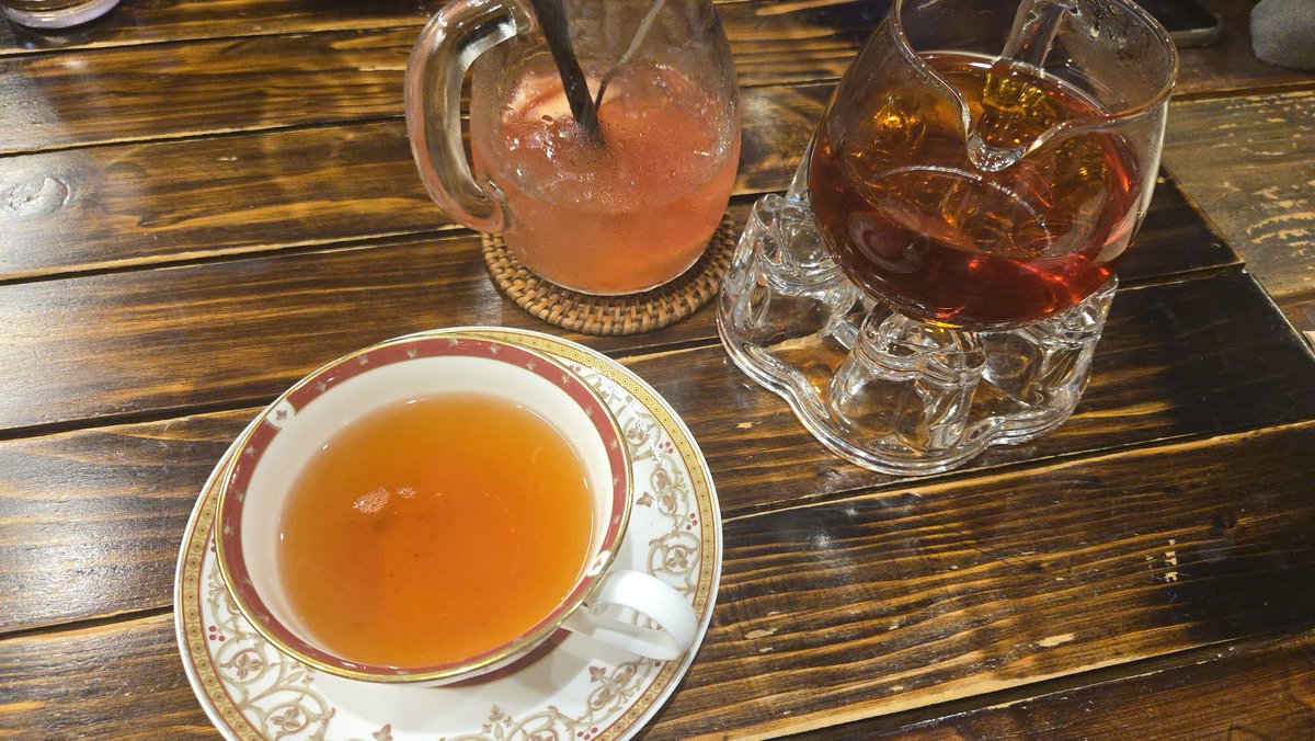 어제 간 동네 카페 너무 예뻤다... 얼그레이 마셨는데 예쁜 찻잔에 주셔서 좋았어...