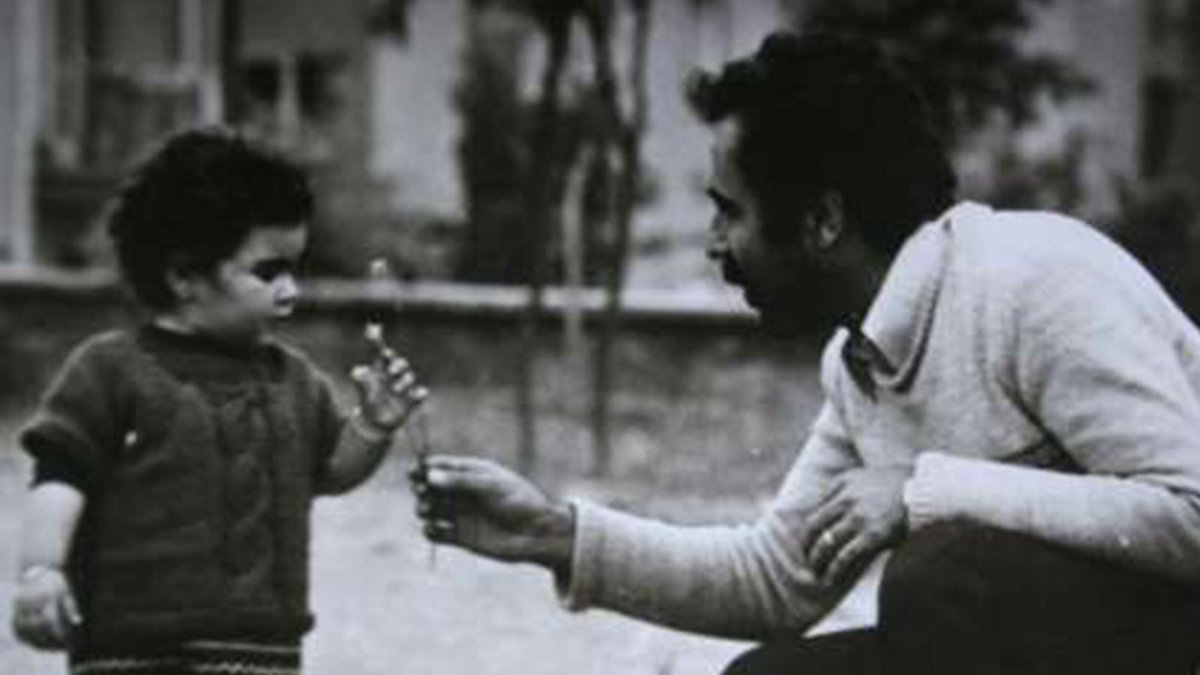 alicanuludag's tweet image. Tam 45 yıl oldu, İlhan Erdost katledileli…

Yayıncı İlhan Erdost, yasak yayın bulundurmak iddiasıyla gözaltına alındı, 7 Kasım 1980’de ağabeyi Muzaffer İlhan Erdost ile götürüldüğü Mamak Askeri Cezaevi’nde askerlerce dövülerek öldürüldü. 

İşkenceci Astsubay Şükrü Bağ, askerlere…