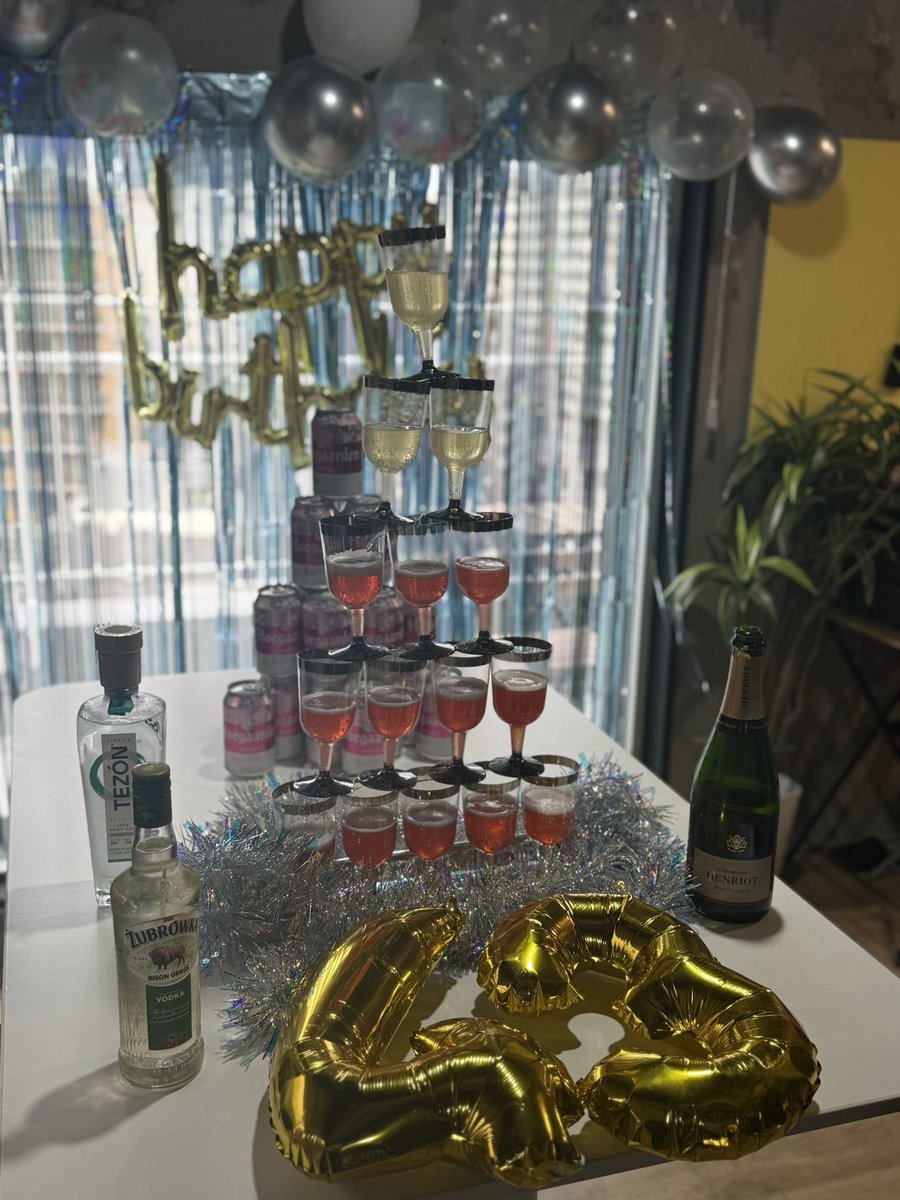 昨日会社着いたら致死量の酒で迎えていただきました。ありがとう、テキーラとシャンパンを交互に飲むことは、まさに破壊と創造を同時に楽しむ人間の象徴、要するに人間味の極みです。
＃決してAIには出来ない何か