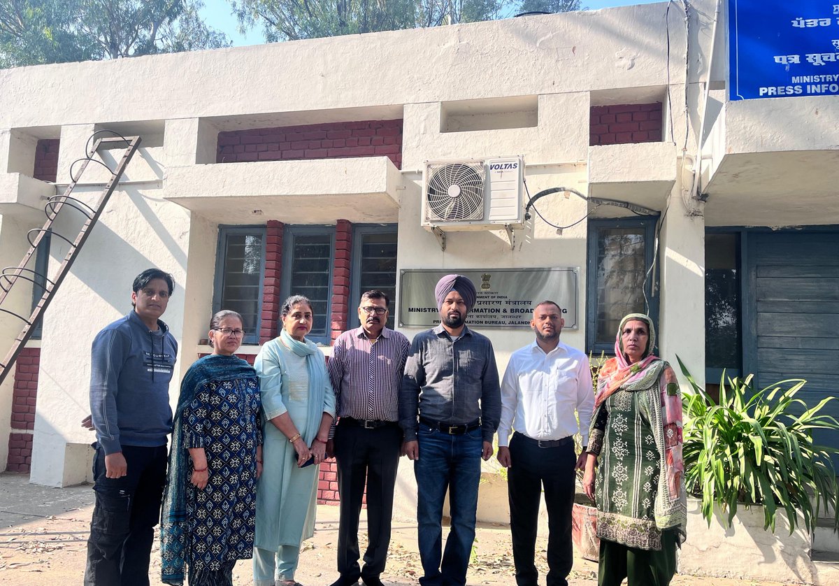 ਰਾਸ਼ਟਰੀ ਗੀਤ 'ਵੰਦੇ ਮਾਤਰਮ' ਭਾਰਤ ਦੀ ਏਕਤਾ, ਦੇਸ਼ ਭਗਤੀ ਅਤੇ ਮਾਤ-ਭੂਮੀ ਪ੍ਰਤੀ ਸ਼ਰਧਾ ਦਾ ਅਮਰ ਪ੍ਰਤੀਕ ਹੈ।

ਅੱਜ ਪੱਤਰ ਸੂਚਨਾ ਦਫ਼ਤਰ, ਜਲੰਧਰ ਦੇ ਸਮੂਹ ਮੁਲਾਜ਼ਮ 'ਵੰਦੇ ਮਾਤਰਮ' ਗੀਤ ਦੇ ਗਾਇਨ ਲਈ ਇਕੱਠੇ ਹੋਏ।

#VandeMataram150