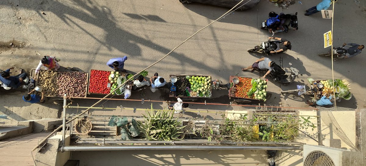 zraches's tweet photo. Adding to this, a self-declared auto stand has come up — drivers park & wait as if they own the spot.

If the system can’t ensure basic order & accessibility, then sadly, a common citizen feels betrayed.

Requesting @MCD_Delhi @LtGovDelhi @CPDelhi @DelhiPolice @RajaiqbalSingh3 @AshwaniKumar_92 @DCSOUTHZONE to please take  action. 🙏
#CivicIssue #Delhi