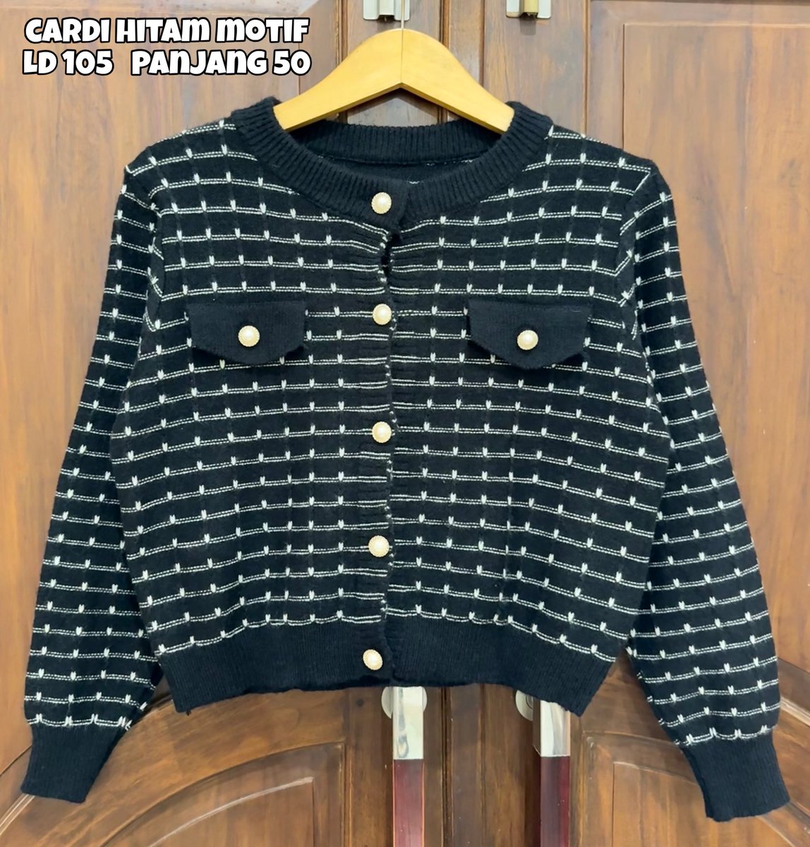 nnnncak's tweet photo. detail harga dm aja kak, bisa oren kirim hari ini💌 cardi , sweater masih bagus’ pemakaian sendiri https://t.co/eBUQ9hm8OL
