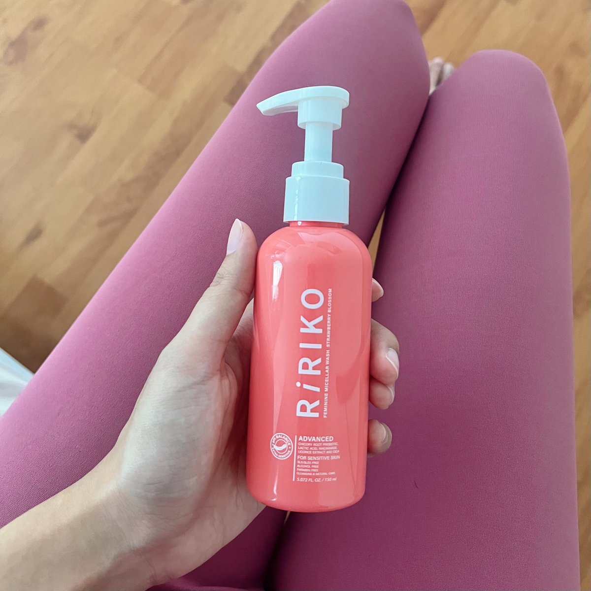 ร่ำลือเรื่องความหอมจนต้องกดมาลอง💘จะบ้าตาย ไม่ใช่เล่นๆ กลิ่นโคตรน่าขย้ำ #Ririko Feminine Micellar Wash ล้างน้องแบบอ่อนโยน pH balance 3.8-4.5 เหมาะกับตรงนั้นโดยเฉพาะ ยิ่งหลังมีปจด. หรือออกกำลังกาย ควรใช้มาก กลิ่นหอมสะอาดมั่นใจ ไม่ทำลายสมดุลผิว แถมบำรุงผิวให้ดูนุ่มนิ่มเรียบเนียน