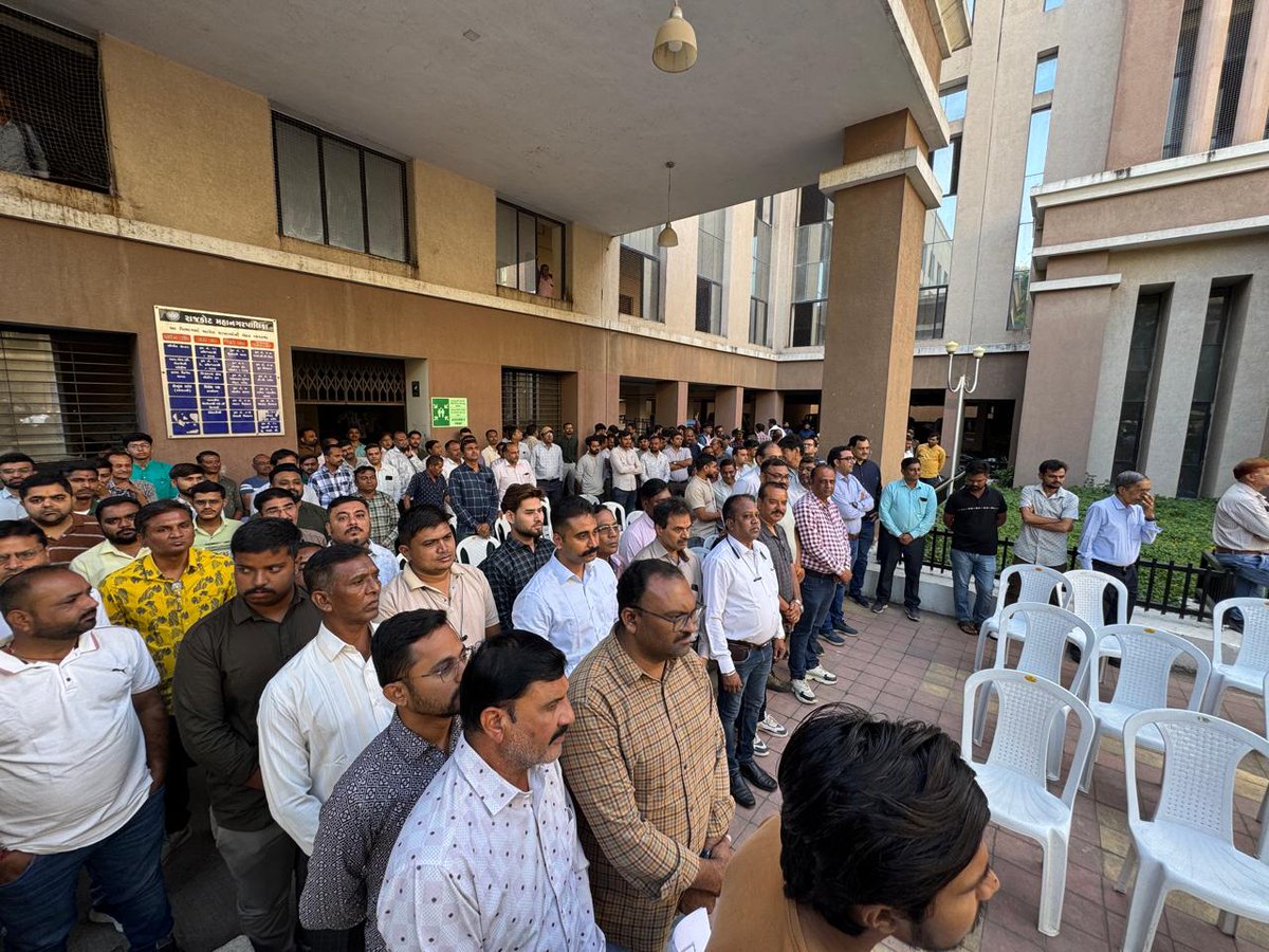 smartcityrajkot's tweet photo. રાજકોટ મહાનગરપાલિકા દ્વારા રાષ્ટ્ર ગીત “વંદે માતરમ્ @ ૧૫૦” ઉજવણીના ભાગરૂપે “વંદે માતરમ્” “રાષ્ટ્ર ગીત”નું સમુહ ગાન કરવામાં  આવ્યું...

#SwachhRajkot 
#18Steps 
#SHS2025
#Swachhotsav
#SwabhavSwachhta
#urbendevelopment2025
#UDY2025
#vandemataram150years 
#vandemataram https://t.co/77HIyetQaT