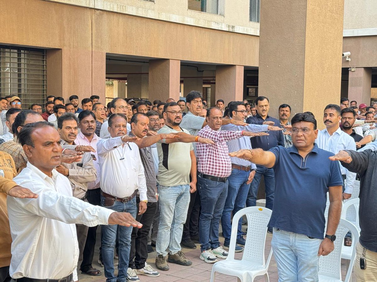 smartcityrajkot's tweet photo. રાજકોટ મહાનગરપાલિકા દ્વારા રાષ્ટ્ર ગીત “વંદે માતરમ્ @ ૧૫૦” ઉજવણીના ભાગરૂપે “વંદે માતરમ્” “રાષ્ટ્ર ગીત”નું સમુહ ગાન તથા શપથ લેવામાં આવ્યા...

#SwachhRajkot 
#18Steps 
#SHS2025
#Swachhotsav
#SwabhavSwachhta
#urbendevelopment2025
#UDY2025
#vandemataram150years 
#vandemataram https://t.co/06lHcF0Z1X