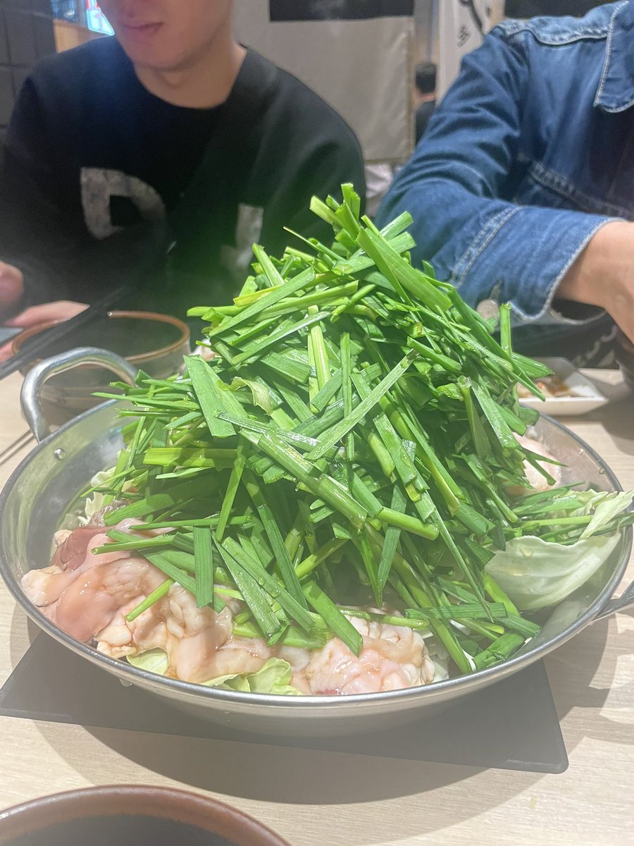 0311asaki's tweet photo. いよいよツアーはじまる！！！

スタッフたちと昨日もつ鍋食べたから俺は強い！！！！！

福岡のみんなよろしくお願いします！ᕦ(ò_óˇ)ᕤ https://t.co/Vp4Op0GUyb