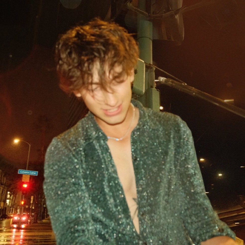 THE CROWD OUT NOW ! 🧛‍♂️

vibe.to/thecrowd