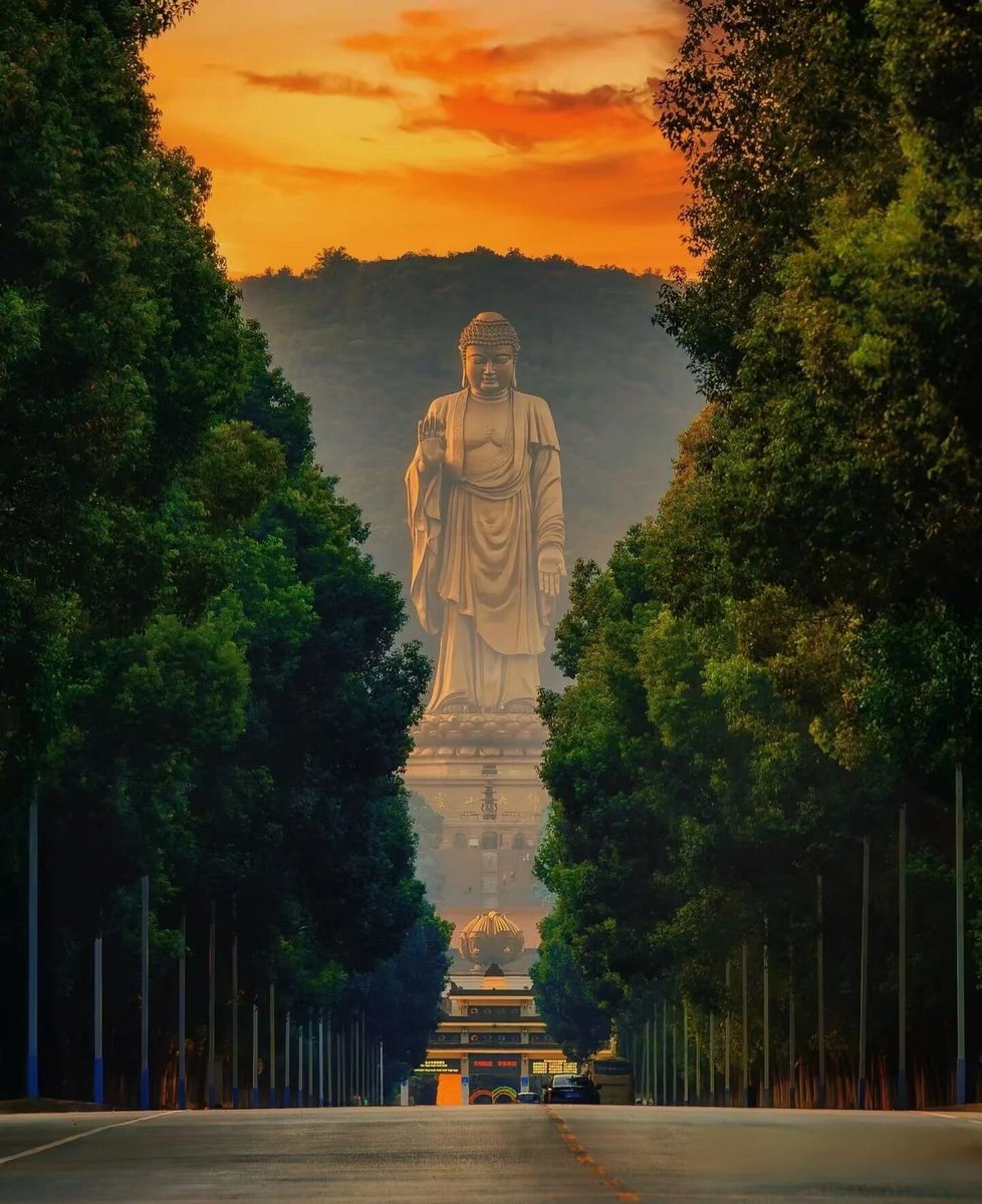 巍峨佛像立天际慈悲普渡众生心灵山大佛