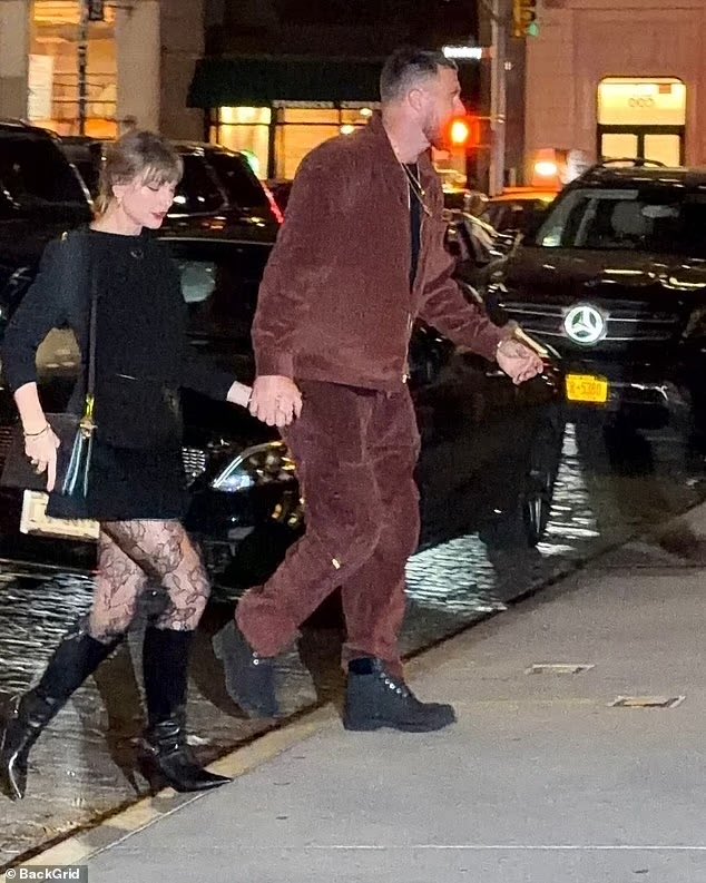 swiftiereptv13's tweet image. Taylor Swift and Travis Kelce out in NYC💞✨