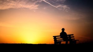 ليس الخير ما نفعله بأيدينا بل ما يُورق فينا حين نصغي للسرّ الهادئ في أعماقنا ذاك الندى الذي يتنزّل من مقام الرحمة فيغسل ظمأ الروح
في لحظة الصفاء حين يهدأ ضجيج الفكر نعلم أنّ الخير ليس وجهًا في الناس بل هو حضور النور فينا يطلّ كلّما صدقنا النيّة وسكنت الجوارح
الجمعة ليست يومًا من