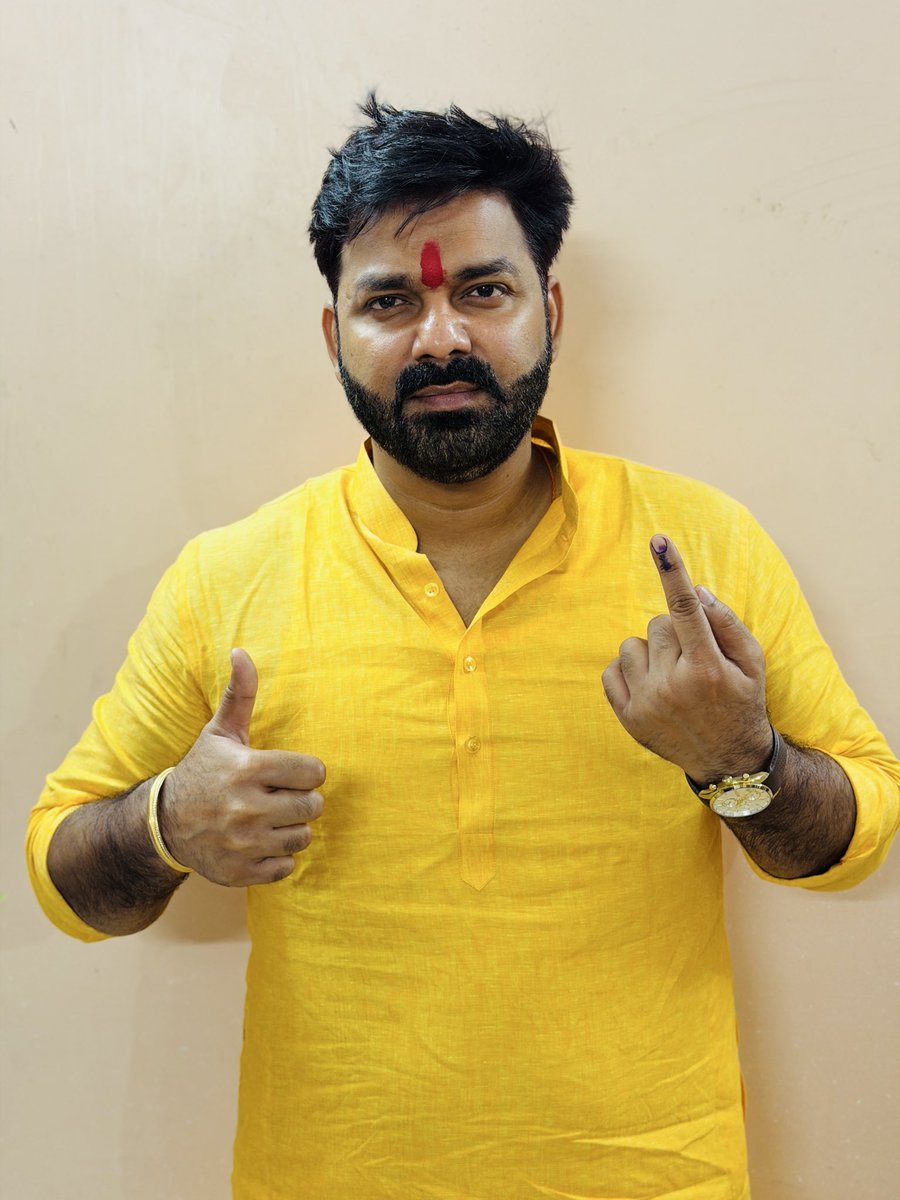 गुटखा खाने वाला 
पत्नी को धोखा देने वाला
महुआ की दारू पीने वाला

अंधभक्तों की पहली पसंद - पौवा स्टार