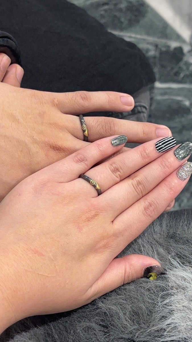 pastaland1219's tweet photo. フルオーダーで作ってもらったナイトメア・ビフォア・クリスマスの結婚指輪！完成！
ブギーの刻印に子分3人イメージのカラーダイヤも入れてもらった〜
ティム・バートンチェックも入ったらしい
時間かかったけど想像以上のもの作って貰えて満足😊 https://t.co/Pt9FV1bGxb