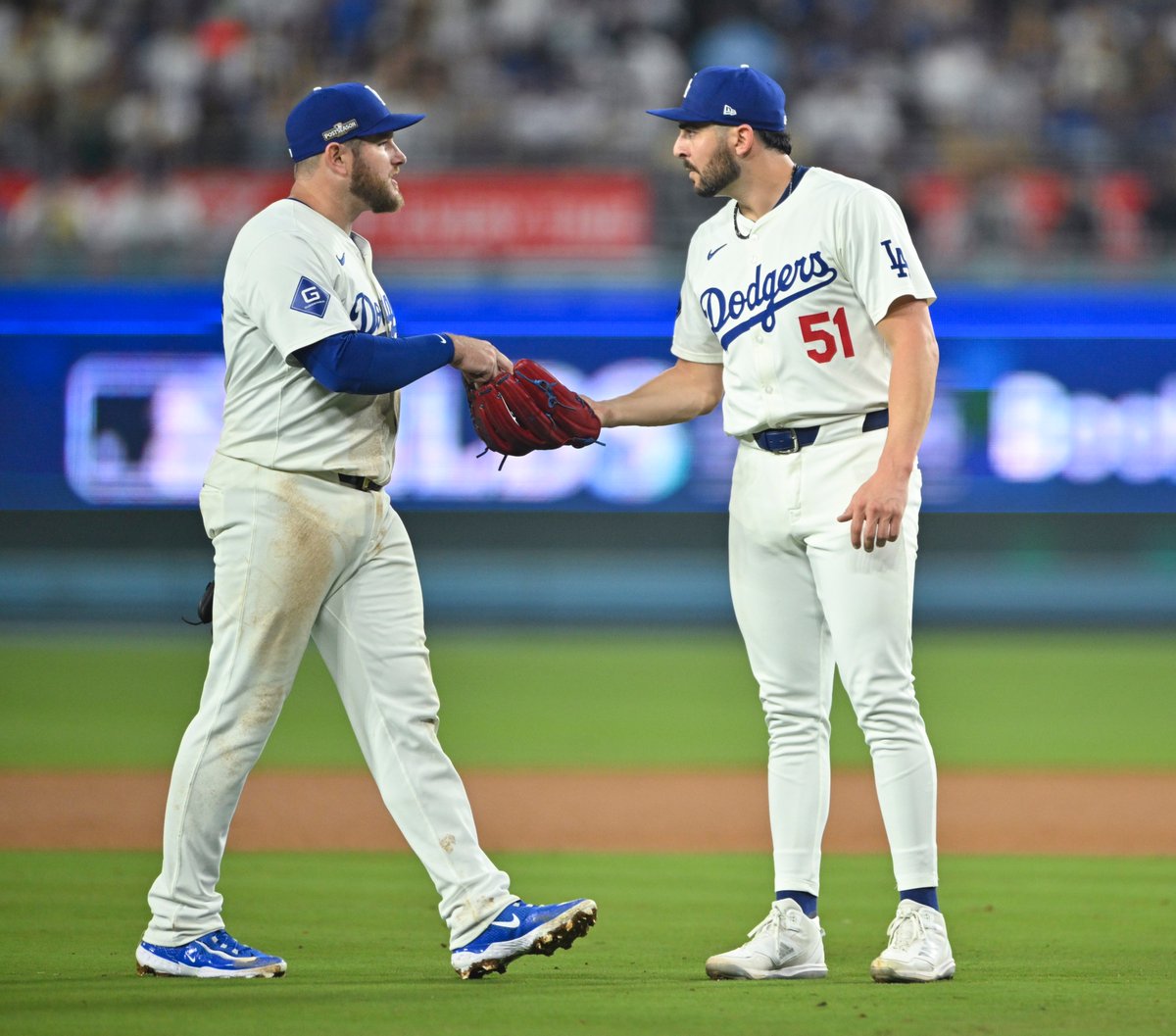 DodgerInsider's tweet image. Two of the longest-tenured Dodgers — Max Muncy and Alex Vesia — have 2026 options picked up. Story: dodgers.mlblogs.com/dodgers-pick-u…