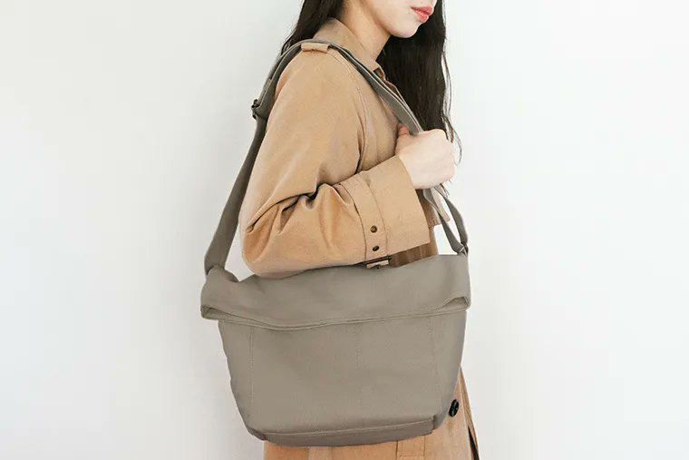 monogram_cp's tweet image. 【monogramオンラインストア】「帆布カメラバッグ POSTMAN（グレージュ）」再入荷しました。郵便配達員が使うバッグのように、丈夫で愛用するほど味わいが出るカメラバッグ。シンプルなデザインなので男女問わずどんな服装にも合わせやすく、普段使いとしてももオススメです。
camepstore.com/?pid=143264051