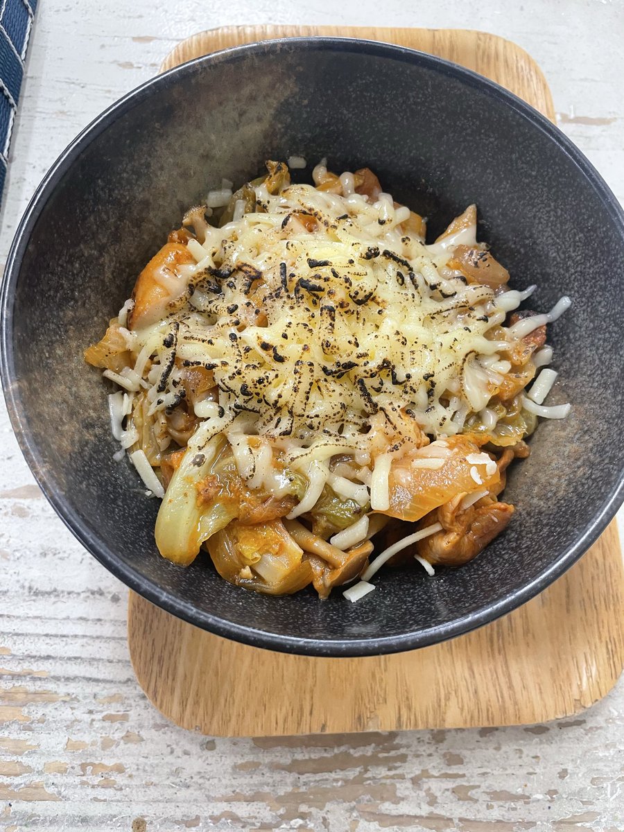 おはようございます☀
今日のご飯は大人気メニューのチーズダッカルビです🧀
そこまで辛くなく、野菜の甘みが際立っているので、辛いの苦手な人でも食べやすい味になってるからオススメですよ❓
チーズ多めとかで頼むと更に食べやすくなるかも👌

是非ご来店お待ちしております🫡