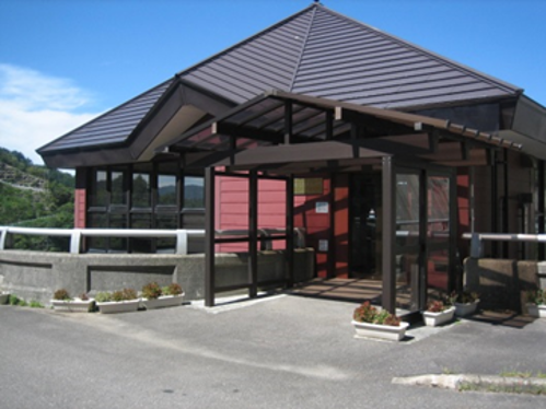 mlit_uetsu's tweet image. ✨\大石ダム周辺の紅葉が見頃となっています/✨
お近くにお越しの際は是非お立ち寄りください🍁
またインフォメーションハウスでは、大石ダムに関する展示やダムカードの配布を行っています。
（開館：11月30日までの毎日9時～17時）
#大石ダム #紅葉 #ダムカード