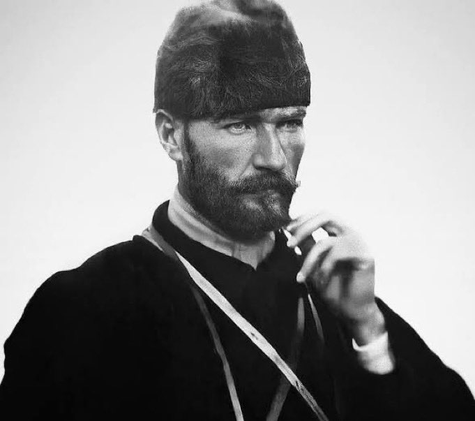 Atatürk sevgisi bende bir tarih sayfasına sıkışmış duygu değil; damarlarımda dolaşan, nefesime karışan bir hakikat. Onu seviyorum çünkü o sadece bir lider değil, bu milletin yeniden doğuşu. Atatürk’ü sevmek aslında kendini sevmek, bağımsızlığını sevmek, onurunu sahiplenmek demek.