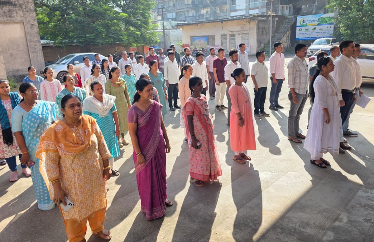 આજરોજ બારડોલી તાલુકા પંચાયત કચેરી ખાતે રાષ્ટ્રગીત "વંદે માતરમ<a href="/150/">150</a>" ની ઉજવણી ના ભાગરૂપે રાષ્ટ્રગીતનું સામૂહિક ગાન કરવામાં આવ્યું તથા સ્વદેશી અપનાવવાના શપથ લેવામાં આવ્યા.
#vandemataram150 #india #nationalsong <a href="/SURAT_DDO1/">DDO SURAT</a> <a href="/sdmbardoli/">SDM/ERO Bardoli</a> <a href="/SuratDrda/">Drda Surat</a> <a href="/collectorsurat/">Collector Surat</a> <a href="/irushikeshpatel/">Rushikesh Patel</a>