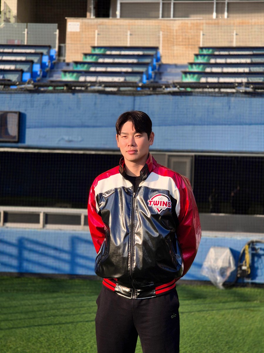 DUGOUTMAGAZINE's tweet photo. ᵔ︡⌔ᵔ︠ : …………근데 이런 것까지 물어봐요?

홍창기 픽 컬래버 유니폼, 천성호와의 맞팔 비하인드, 미니청백전 이야기…
악마 리드오프 홍창기와의 끝장 수다타임이 2년 만에 돌아왔습니다✨
2025시즌 통합 우승의 여운을 12월 호에서 함께 느껴 보세요🏆

***
💌 176호(25년 12월 호) 예약 판매

2025. 11. 14. (금) 12:00 OPEN
대단한미디어 네이버 스마트스토어
***

#더그아웃매거진 #176호
#LG트윈스 #홍창���