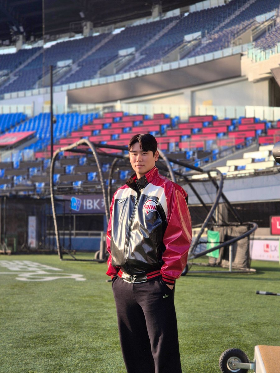 DUGOUTMAGAZINE's tweet photo. ᵔ︡⌔ᵔ︠ : …………근데 이런 것까지 물어봐요?

홍창기 픽 컬래버 유니폼, 천성호와의 맞팔 비하인드, 미니청백전 이야기…
악마 리드오프 홍창기와의 끝장 수다타임이 2년 만에 돌아왔습니다✨
2025시즌 통합 우승의 여운을 12월 호에서 함께 느껴 보세요🏆

***
💌 176호(25년 12월 호) 예약 판매

2025. 11. 14. (금) 12:00 OPEN
대단한미디어 네이버 스마트스토어
***

#더그아웃매거진 #176호
#LG트윈스 #홍창���