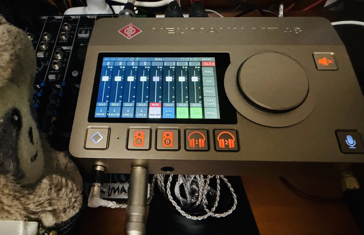toru_hongo's tweet photo. #MyNewGear #neumann #MT48 
めちゃくちゃ音が良くなって日々の作業がますます楽しく捗る♪

けど本体が結構熱くなるので使い終わったら電源切らないとなんだけど、
#オーディオインターフェース の電源ってこまめに切る派の人のが多いのかな🧐？？

#基本つけっぱなし派
#スピーカーの電源も https://t.co/hjTYTqYKyb