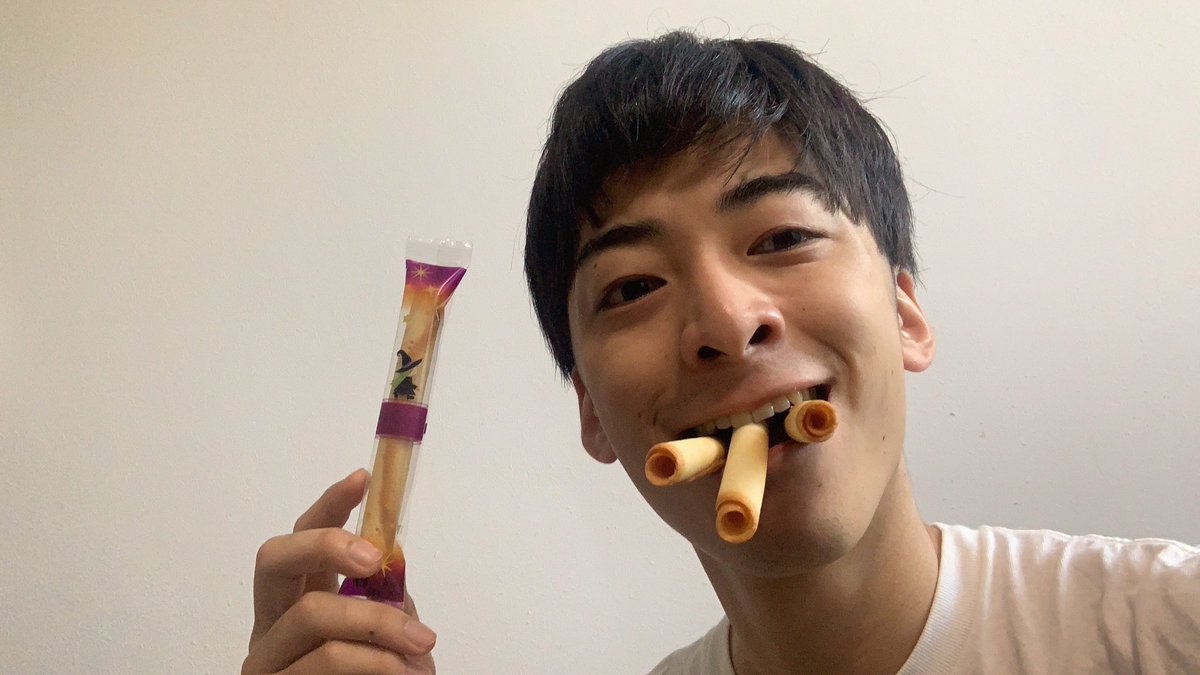 LLLL7777LLL's tweet photo. 松永さんに誕生日プレゼントでヨックモックをプレゼントしたら 葉巻いっぱい吸ってるアホのギャングみたいになってる写真送ってくれた https://t.co/Guq2Oqmh2D
