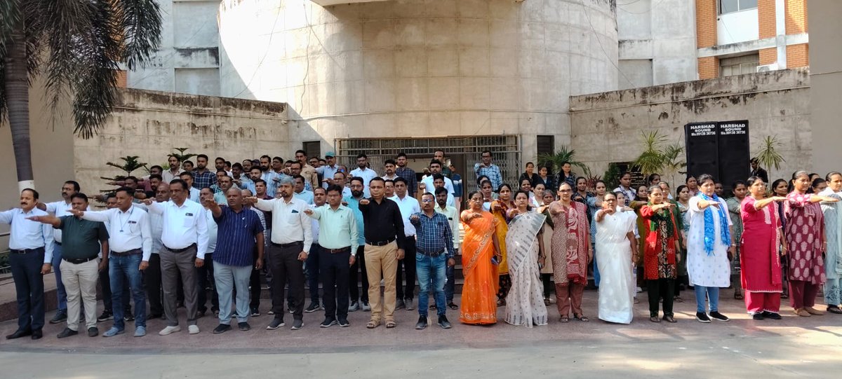 sabarkanthadp's tweet photo. રાષ્ટ્રીય ગીત 'વંદે માતરમ્'ના રચનાના 150 વર્ષ પૂર્ણ થવાના અવસરે,  જિલ્લા પંચાયત ખાતે પદાધિકારી/અધિકારીશ્રીઓ અને કર્મચારીઓએ એકસૂરે સમૂહગાન કર્યું. આ સાથે જ 'વંદે માતરમ્'ના આદર્શોને વળગી રહેવાના અને સ્વદેશી વસ્તુઓના ઉપયોગના શપથ લઈ રાષ્ટ્રભાવનાને વધુ મજબૂત કરી. 🇮🇳
#VandeMataram150 https://t.co/DTM0q0Q4Zp