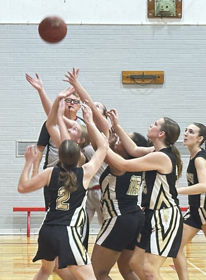 Unbeaten and champions: Lambton-Kent Cardinals win Senior Girls basketball title petrolialambtonindependent.ca/2025/11/07/unb…