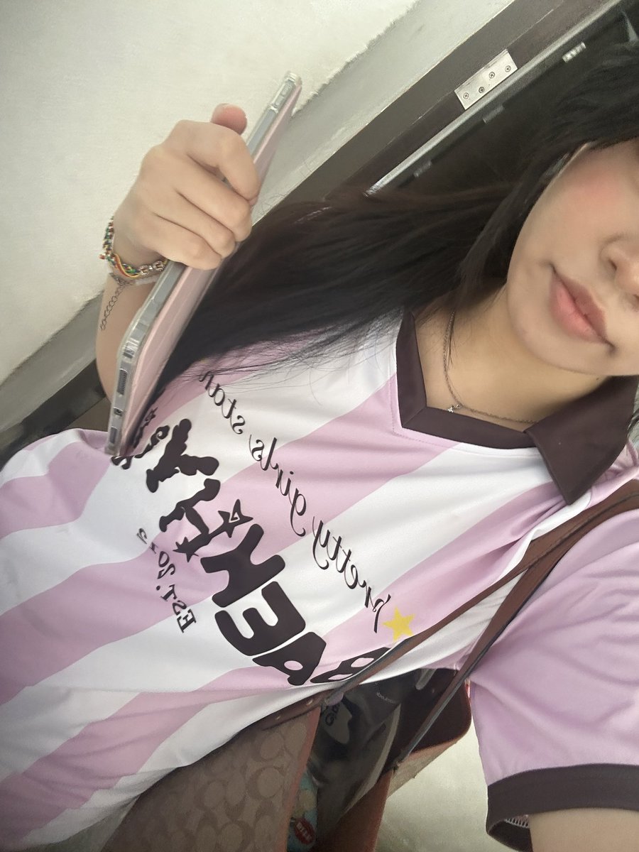 ใส่เสื้อนี้มาเรียนเกาหลีที่มอแล้วอ.ยกแบคฮยอนมาเป็นตัวอย่างทั้งคาบ ชั้นเขินๆๆ🫣