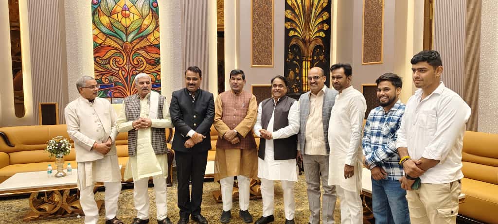 MlcSuresh's tweet image. आज गाजियाबाद के पार्षद श्रीमती कविता प्रवीण भाटी जी के सुपुत्र के रिसेप्शन समारोह में शामिल हुआ।

पूरे परिवार को हार्दिक बधाई एवं नवविवाहित दंपति को शुभकामनाएँ 
आपका जीवन खुशियों, प्रेम और समृद्धि से भरा रहे।
#sureshkashyap