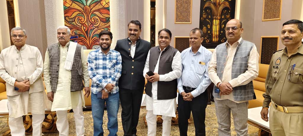 MlcSuresh's tweet image. आज गाजियाबाद के पार्षद श्रीमती कविता प्रवीण भाटी जी के सुपुत्र के रिसेप्शन समारोह में शामिल हुआ।

पूरे परिवार को हार्दिक बधाई एवं नवविवाहित दंपति को शुभकामनाएँ 
आपका जीवन खुशियों, प्रेम और समृद्धि से भरा रहे।
#sureshkashyap