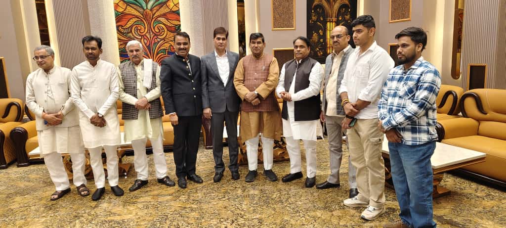 MlcSuresh's tweet image. आज गाजियाबाद के पार्षद श्रीमती कविता प्रवीण भाटी जी के सुपुत्र के रिसेप्शन समारोह में शामिल हुआ।

पूरे परिवार को हार्दिक बधाई एवं नवविवाहित दंपति को शुभकामनाएँ 
आपका जीवन खुशियों, प्रेम और समृद्धि से भरा रहे।
#sureshkashyap