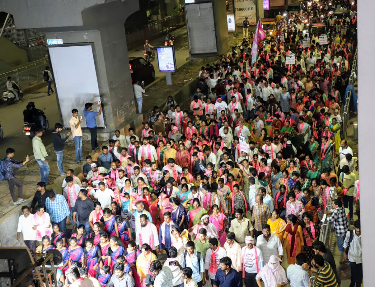 ఆడబిడ్డకు అండగా ఉందాం..
కారు గుర్తుకు ఓటు వేద్దాం..

మాగంటి సునీత గారికి మద్దతుగా యూసఫ్ గూడ డివిజన్ లో బీఆర్ఎస్ భారీ ర్యాలీ 

ఈ ర్యాలీలో బీఆర్ఎస్ పార్లమెంటరీ పార్టీ డిప్యూటీ లీడర్, రాజ్యసభ సభ్యులు వద్దిరాజు రవిచంద్ర గారి, మాజీ మంత్రి గంగుల కమలాకర్ గారు ఎమ్మెల్యేలు పద్మారావు గౌడ్