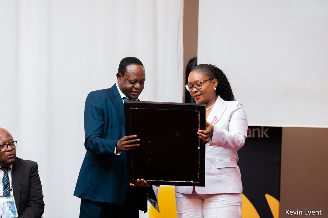 Univ_Kikwit's tweet photo. 🎓 Célébration académique à Kinshasa !
Le 31 oct. 2025, à l’hôtel Memling, l’@UnivKikwit a été honorée lors du vernissage du nouvel ouvrage du Pr. Grâce Muwawa (Fac. de Droit), baptisé par le Pr. Kolongele Eberande..
Une fierté pour notre Université et son corps académique ! ✨ https://t.co/4VVsQdZyl5