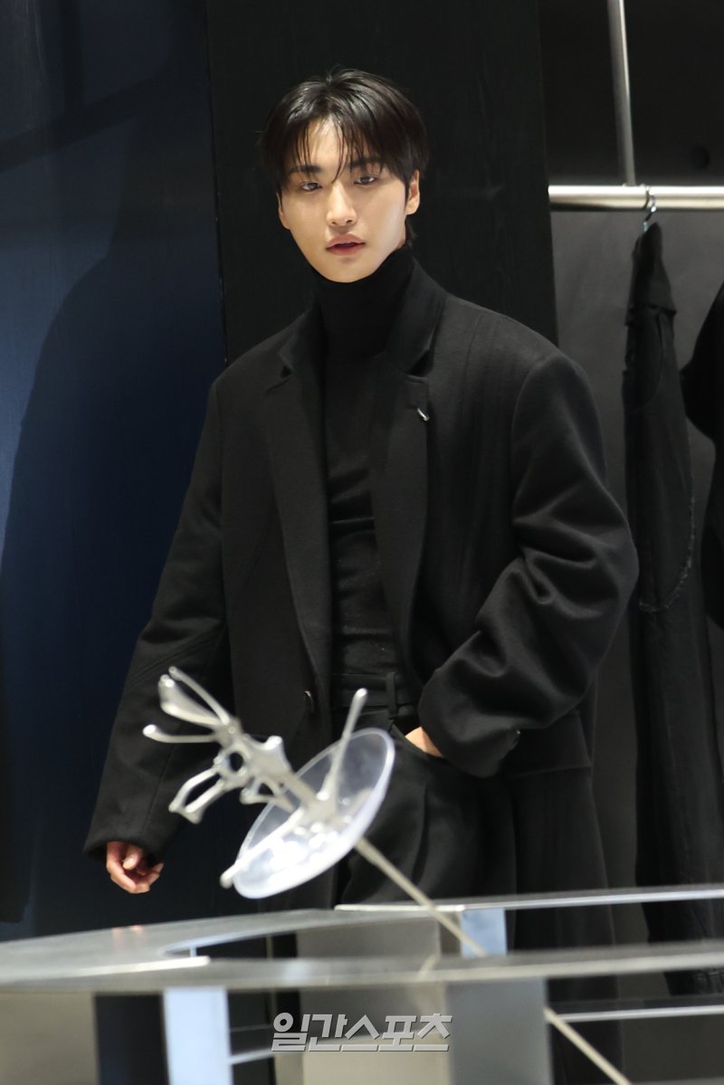 ATEEZUD's tweet photo. [THREAD] SEONGHWA at Songzio X Heliot Emil Collection Global Launch Event Media Related Updates Direct Links List

• Interact to all the contents compiled in the list
— LIKE / COMMENT / SHARE / SAVE 

SEONGHWA AT SONGZIO HELIOT EMIL #SeonghwaXSongzio #SEONGHWA 
#SONGZIO #HeliotEmil @ATEEZofficial