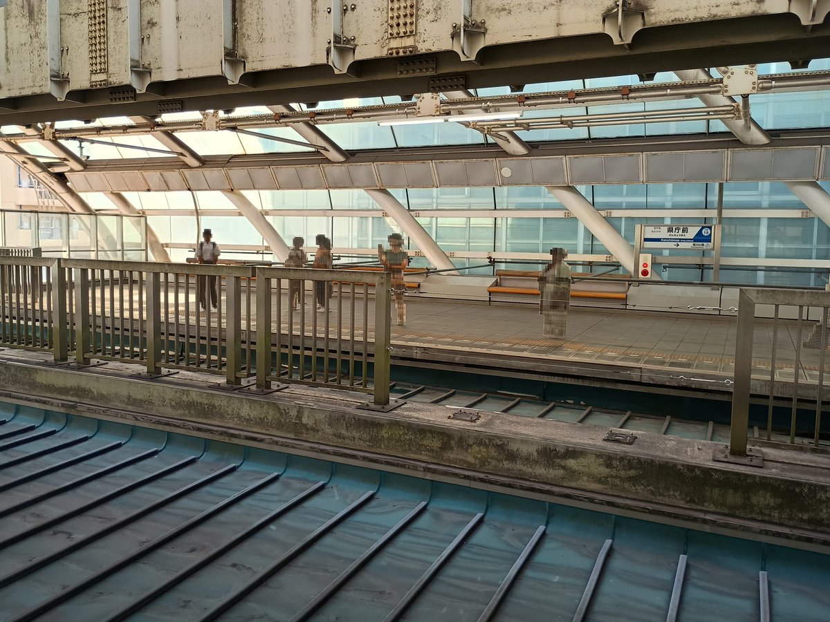 Naritakuko_RET's tweet image. 千葉県庁に用事があってきました。昨日、千葉日報に載っていた記事を見て、わざわざモノレールで来ました。

千葉都市モノレール県庁前駅 人型パネル「パラレルワールド」
chibanippo.co.jp/articles/15235…