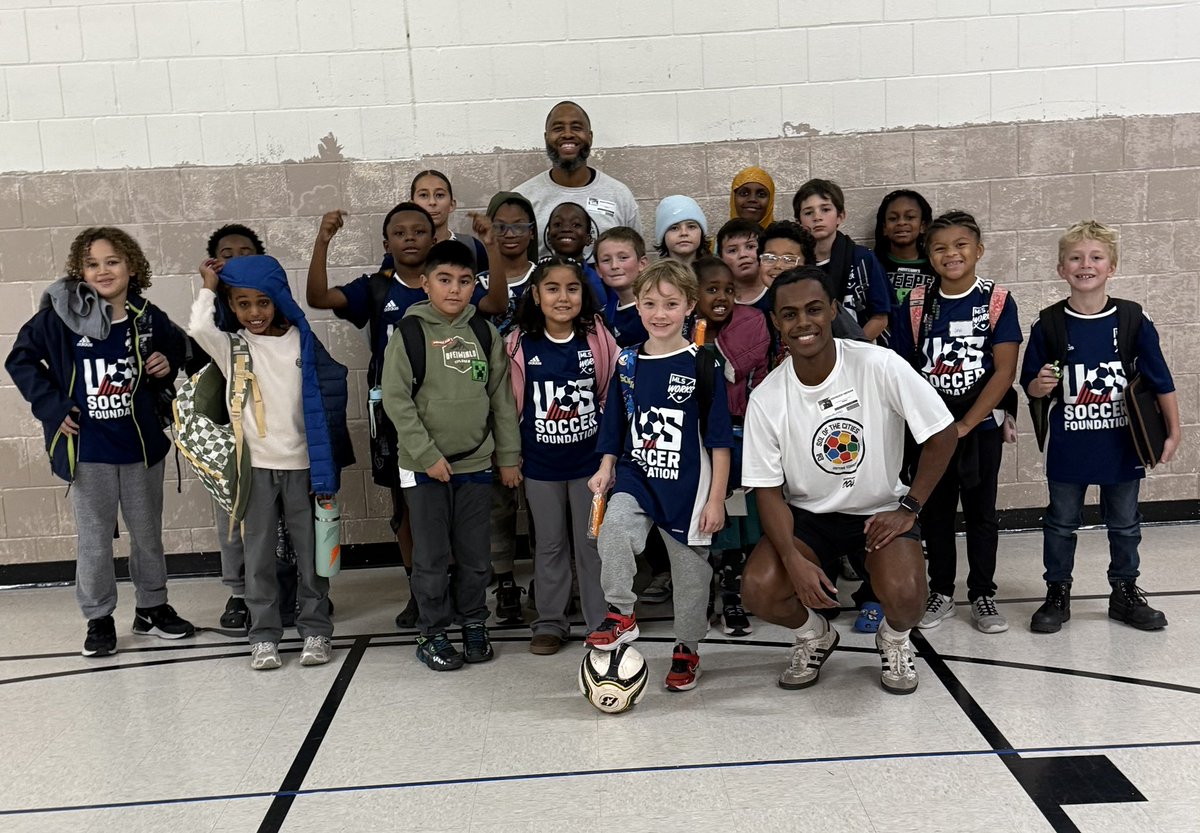 solofthecities's tweet image. What a way to celebrate! 🎉 Coach Mario spent his birthday with our #SoccerforSuccess family at Echo Park Elementary. Even on a chilly day, the kids’ energy made it special—and we all enjoyed popsicles together. 📚⚽️ 

#SolOfTheCities