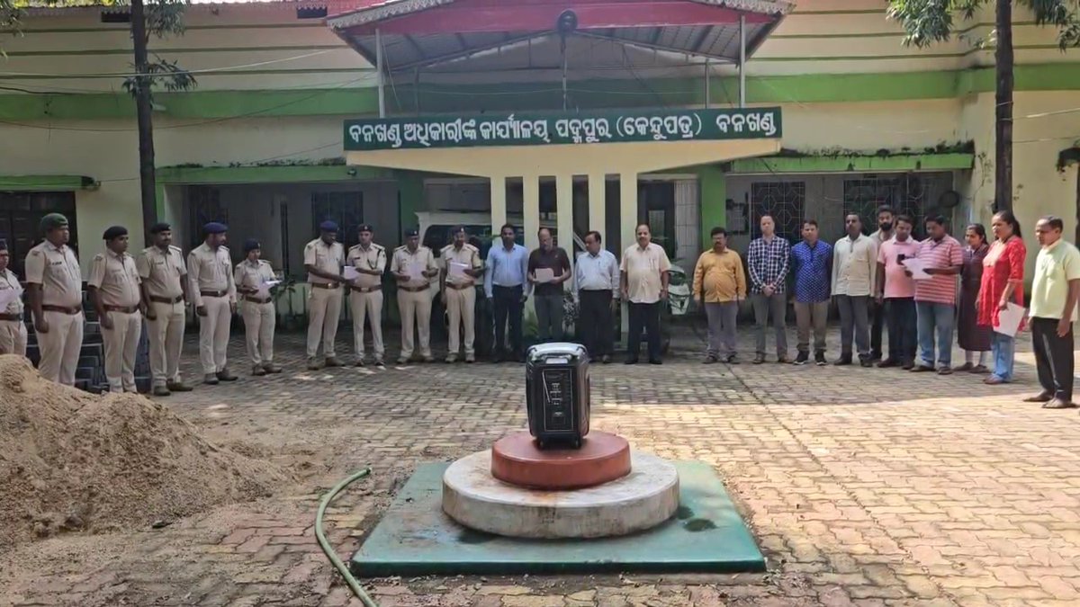 DPadampur's tweet photo. Reciting National Song "Vande Mataram" on occasion of completion of 150 years
@ O/o DFO, Padampur Kenduleaves Division https://t.co/xW4tXudDPG