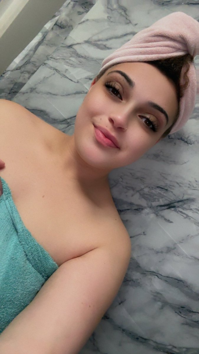 BigleeCole's tweet photo. everything shower 🧼 #girlthings #skincare #shower #PrettWoman https://t.co/IZnqJftVuC
