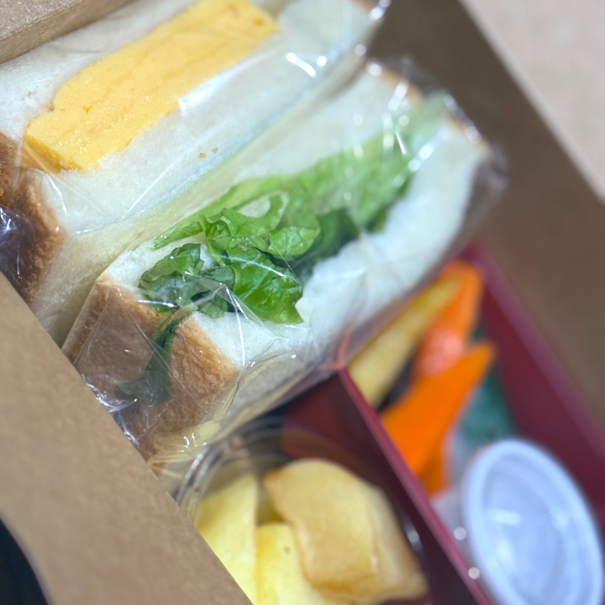 Haneru_Inaba's tweet photo. 楽屋弁当とそやがくれたタマゴ https://t.co/yoEV5E8dhZ