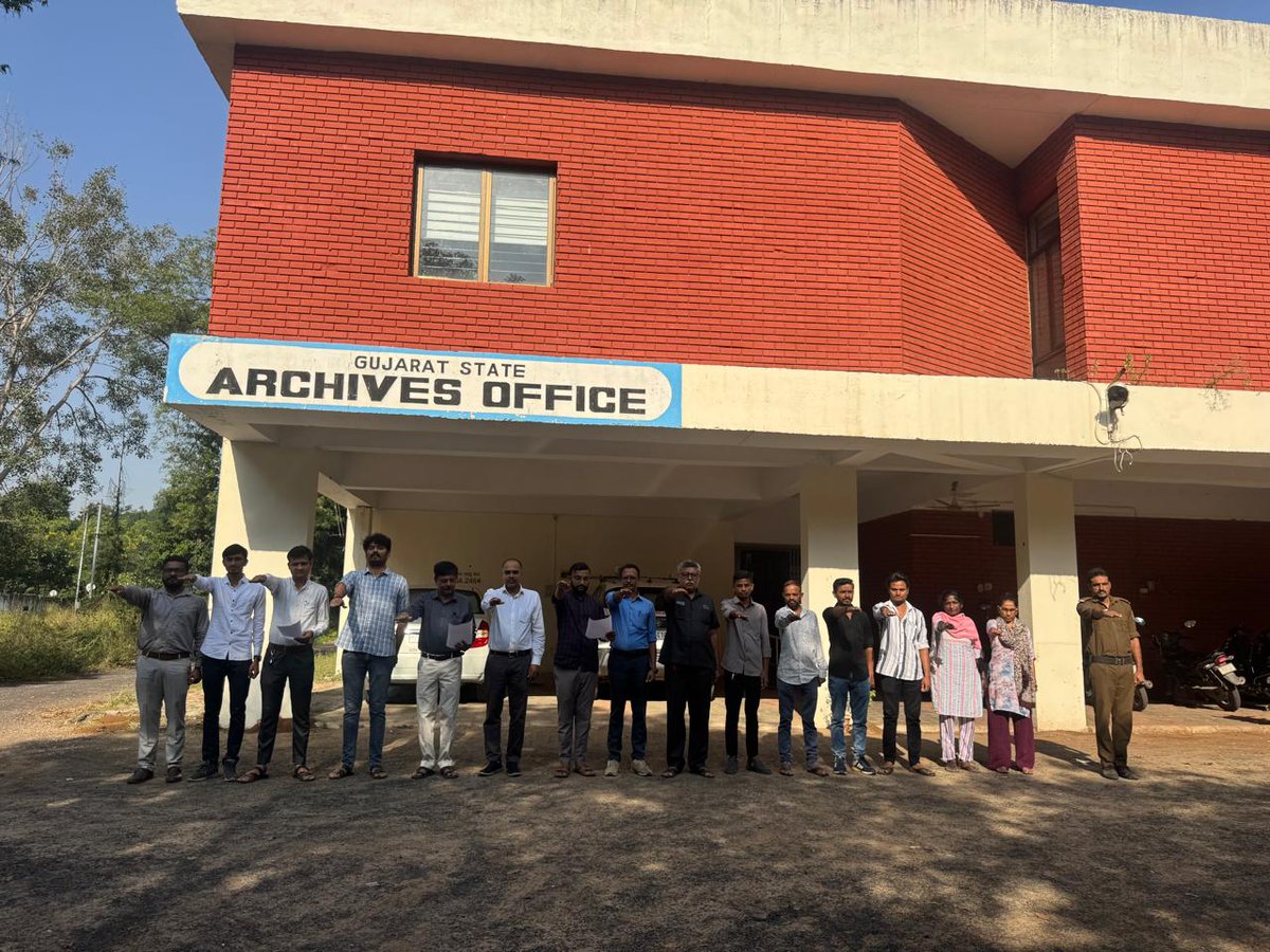 dir_of_Archives's tweet photo. સને 1875માં રાષ્ટ્રીય સ્વતંત્ર ચળવળ દરમિયાન રાષ્ટ્રગીત "વંદે માતરમ"ના માધ્યમથી રાષ્ટ્રચેતના અને માતૃભૂમિ માટેના ગર્વની એકસુત્રતાના સંદેશથી સમગ્ર ચળવળ એકતાંતણે બંધાઈ હતી. જેથી  7 નવેમ્બર 2025એ 150 વર્ષ પૂર્ણ થયેલ હોઈ રાષ્ટ્રગીતના સન્માનમાં સ્વદેશી શપથ તેમજ રાષ્ટ્રગીતના સામૂહિક ગાન https://t.co/MUwjfY2An9