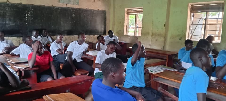 reachahand's tweet image. Throughout last week, our #GNTrybe team conducted vital peer learning sessions at Dzaipi SS, Nyumazi SS, and Pagirinya SS in West Nile!

Focusing on the critical challenges of teenage pregnancy and drug and alcohol abuse, our peer educators shared with the students the dangers