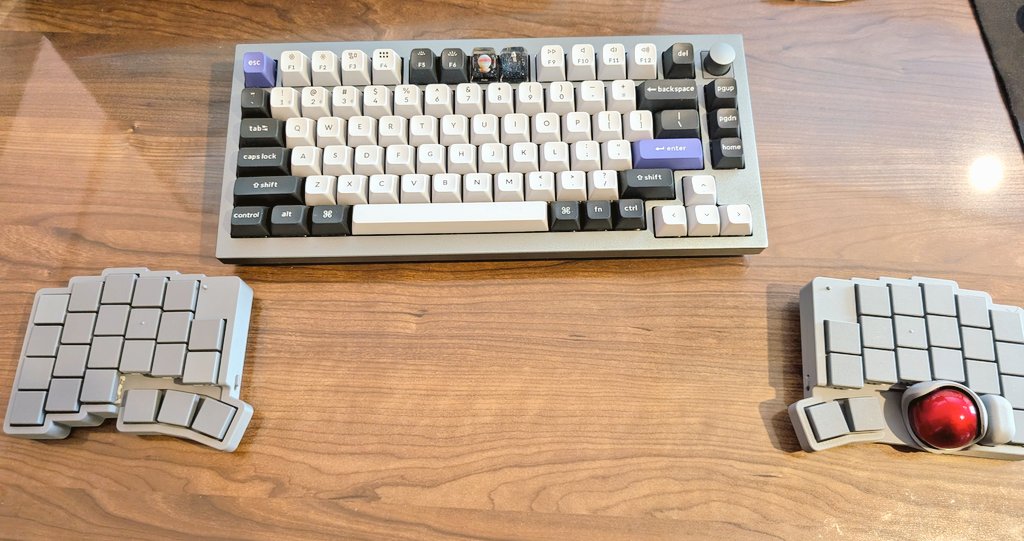 romi_hoshino's tweet photo. デスクワークしてる人の最大の悩みは肩こり
自然な肩幅でキーボード打てる分割キーボードの存在を知る
↓
「まてよ…キーボードとマウスの行き来が面倒だなぁ」
↓
トラックボール付きで手の移動無くマウス操作も出来る分割キーボードを手に入れる https://t.co/1U8fo5iXex