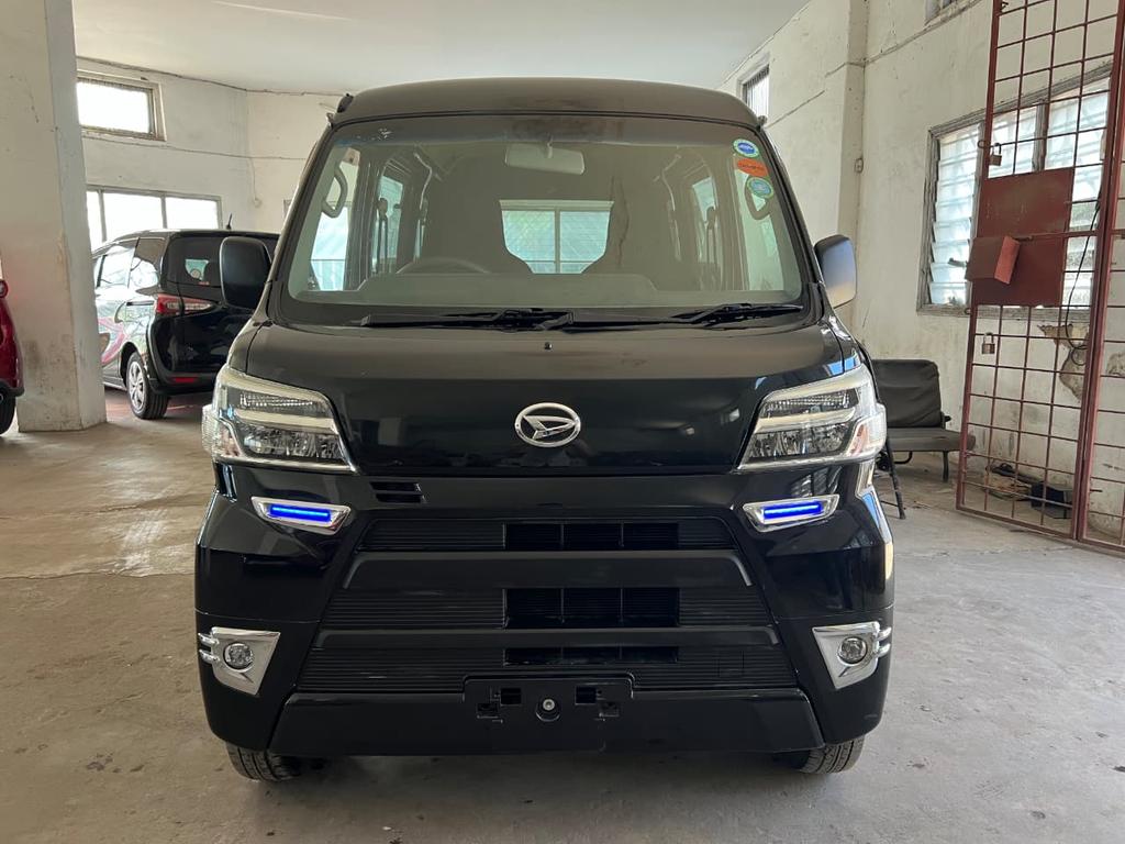 ManualsKE's tweet image. 🚗 Daihatsu Hijet Deluxe – 2018 Model
💰 Ksh 900,000 (Negotiable)

Looking for a reliable, stylish, and efficient mini van?
This Daihatsu Hijet Deluxe is the perfect blend of comfort, performance, and practicality!

✨ Key Features:
Manual transmission 
Bright LED headlights &amp;amp;…