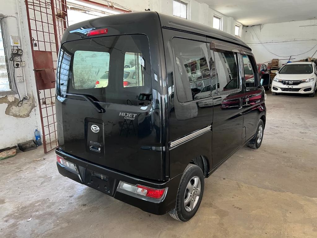 ManualsKE's tweet image. 🚗 Daihatsu Hijet Deluxe – 2018 Model
💰 Ksh 900,000 (Negotiable)

Looking for a reliable, stylish, and efficient mini van?
This Daihatsu Hijet Deluxe is the perfect blend of comfort, performance, and practicality!

✨ Key Features:
Manual transmission 
Bright LED headlights &amp;amp;…