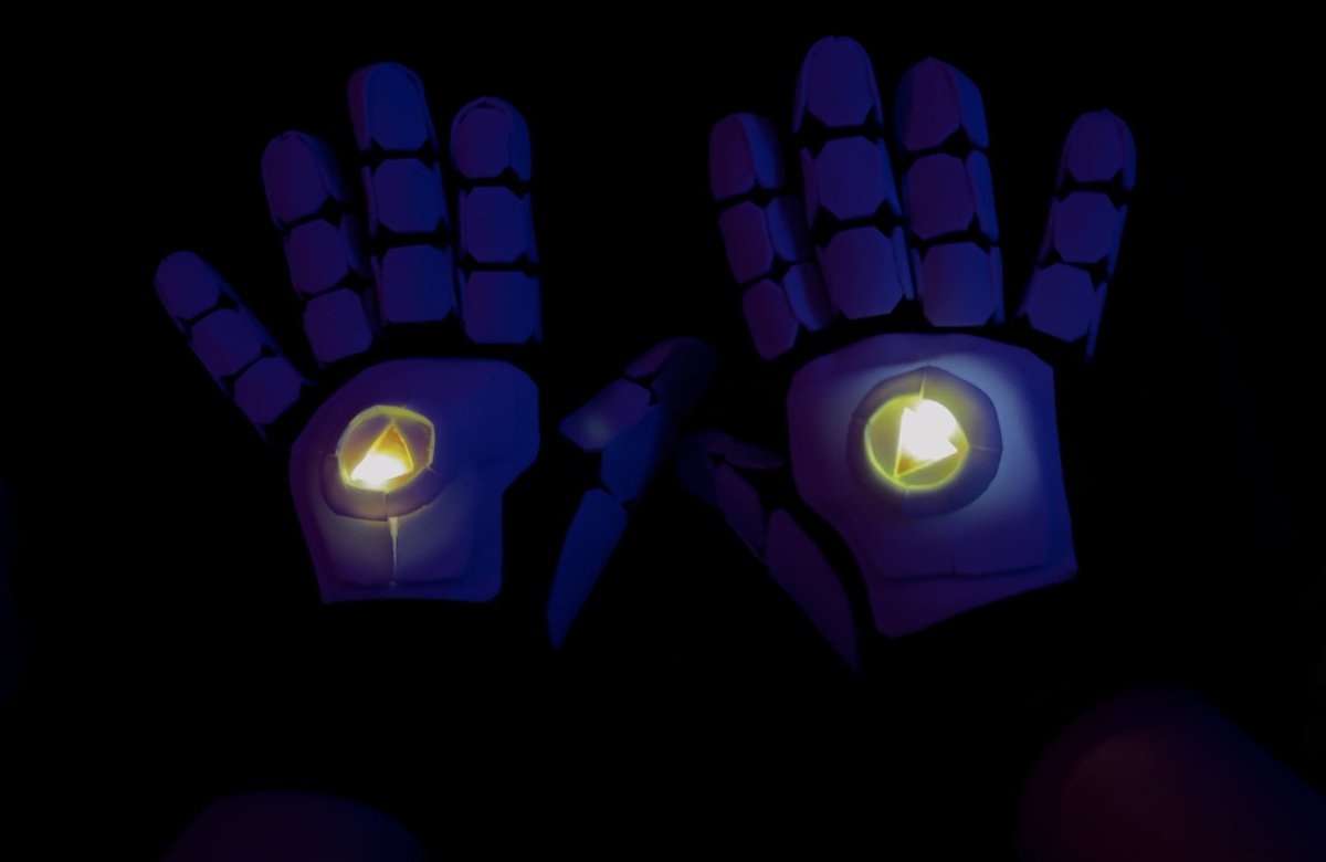 nitrofizzyfaz's tweet image. Finished LED robot hands for my Cynessa cosplay!! #murderdrones #cynessa